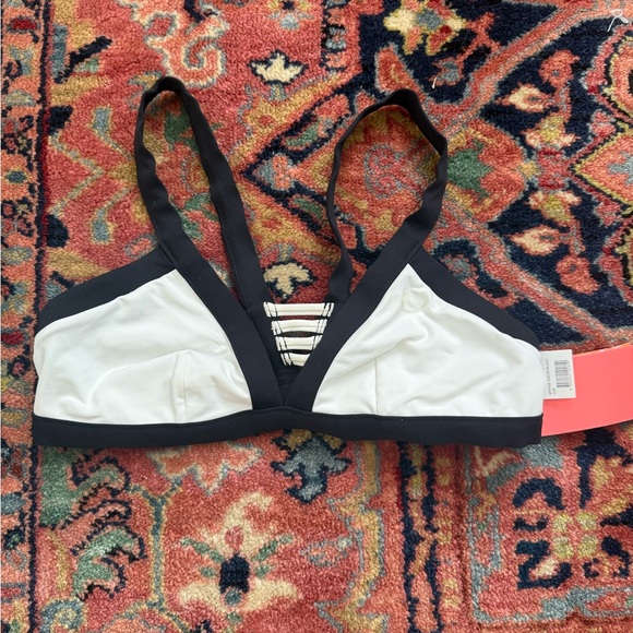 Rip Curl Bikini Top Size Medium NWT - Picture 1 of 4